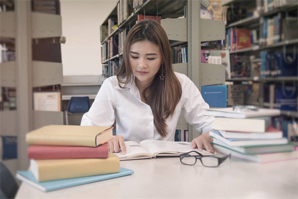 日本大学比中国好考吗？