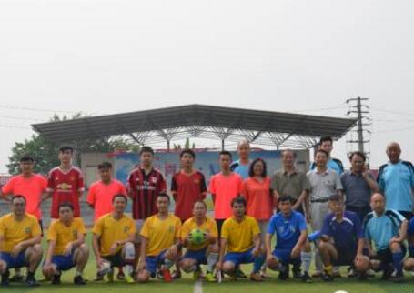 中铁二局足球队来访成都铁路工程学校，双方共献精彩比赛。