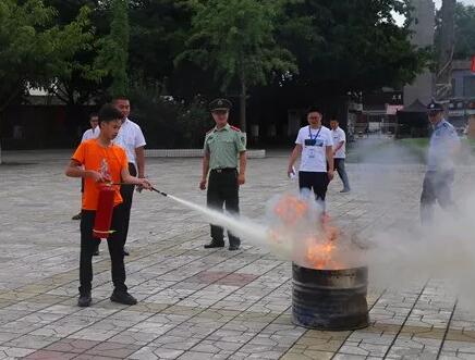 成都指南针职业技术学校成功举行消防灭火实操演练活动