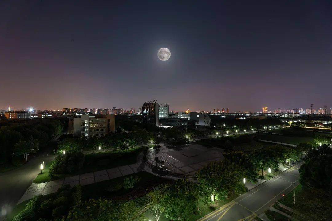 å¤æçæ ¡å­å¦æ­¤ç¾ä¸½ æ²ªä¸38æé¢æ ¡å¤æ¯å¾æ¥è¢­